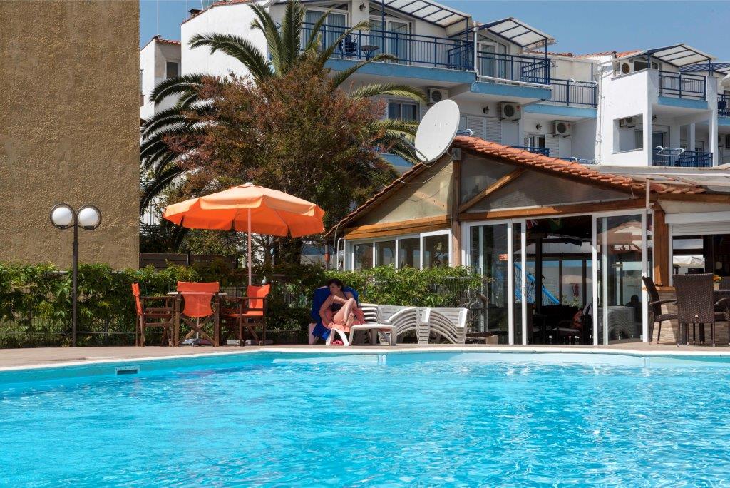 Maria Pool 2 Web.jpg